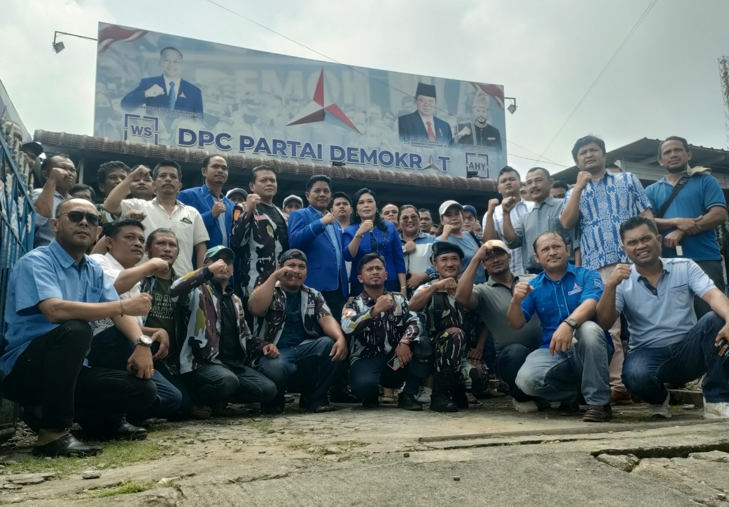 Foto bersama rekan juang Halim Lumbanbatu di Kantor Demokrat Dairi.(foto/iwan)