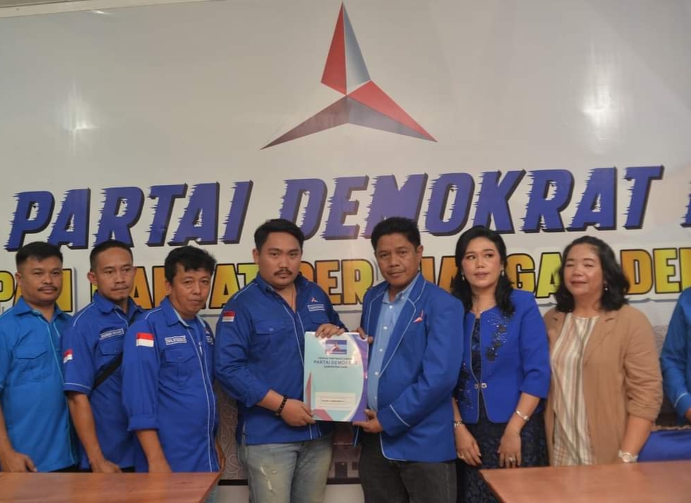Pendaftaran Bakal Calon Bupati (Bacabub) Halim Lumbanbatu mendaftar di Kantor Demokrat Dairi.(foto/Iwan)