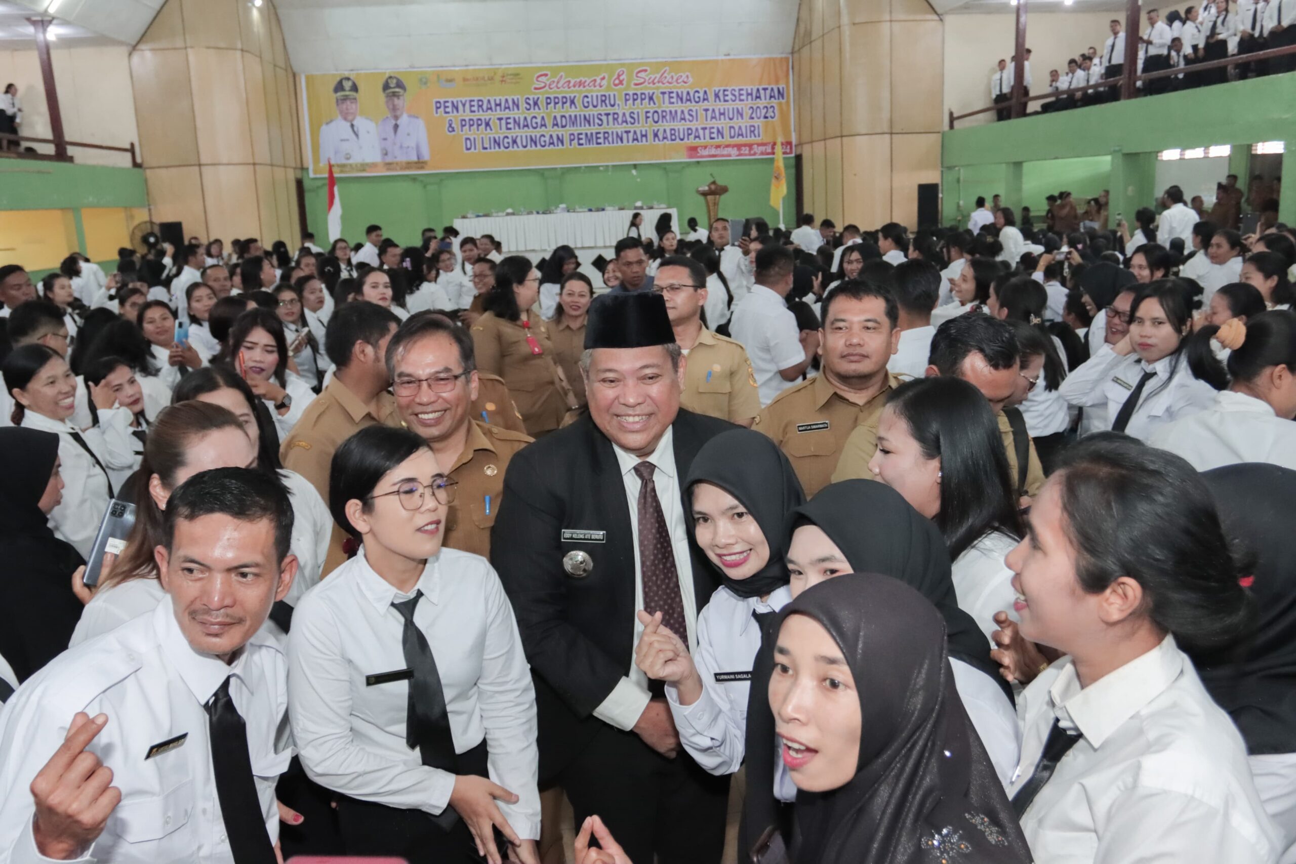 Foto bersama bupati Eddy Berutu dengan penerima SK P3K. (foto/ist)