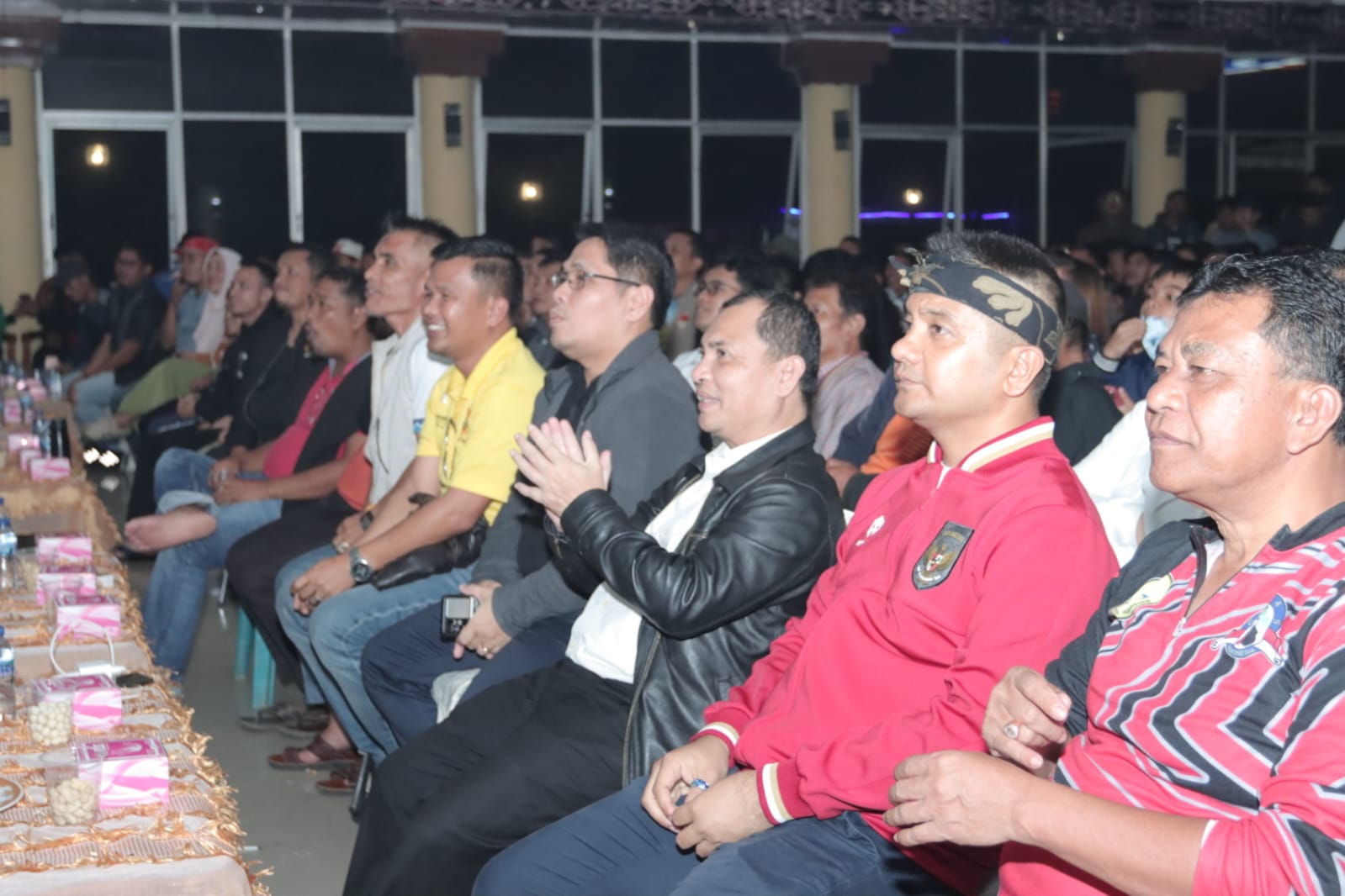 Pj Bupati Dairi,, Charles Bantjin (ketiga dari kanan) tampak asik menonton pertandingan AFC U-23.(foto/ist)