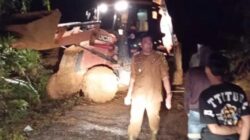 Tim BPBD Pakpak Bharat turunkan alat berta atasi longsor. (foto/ist)