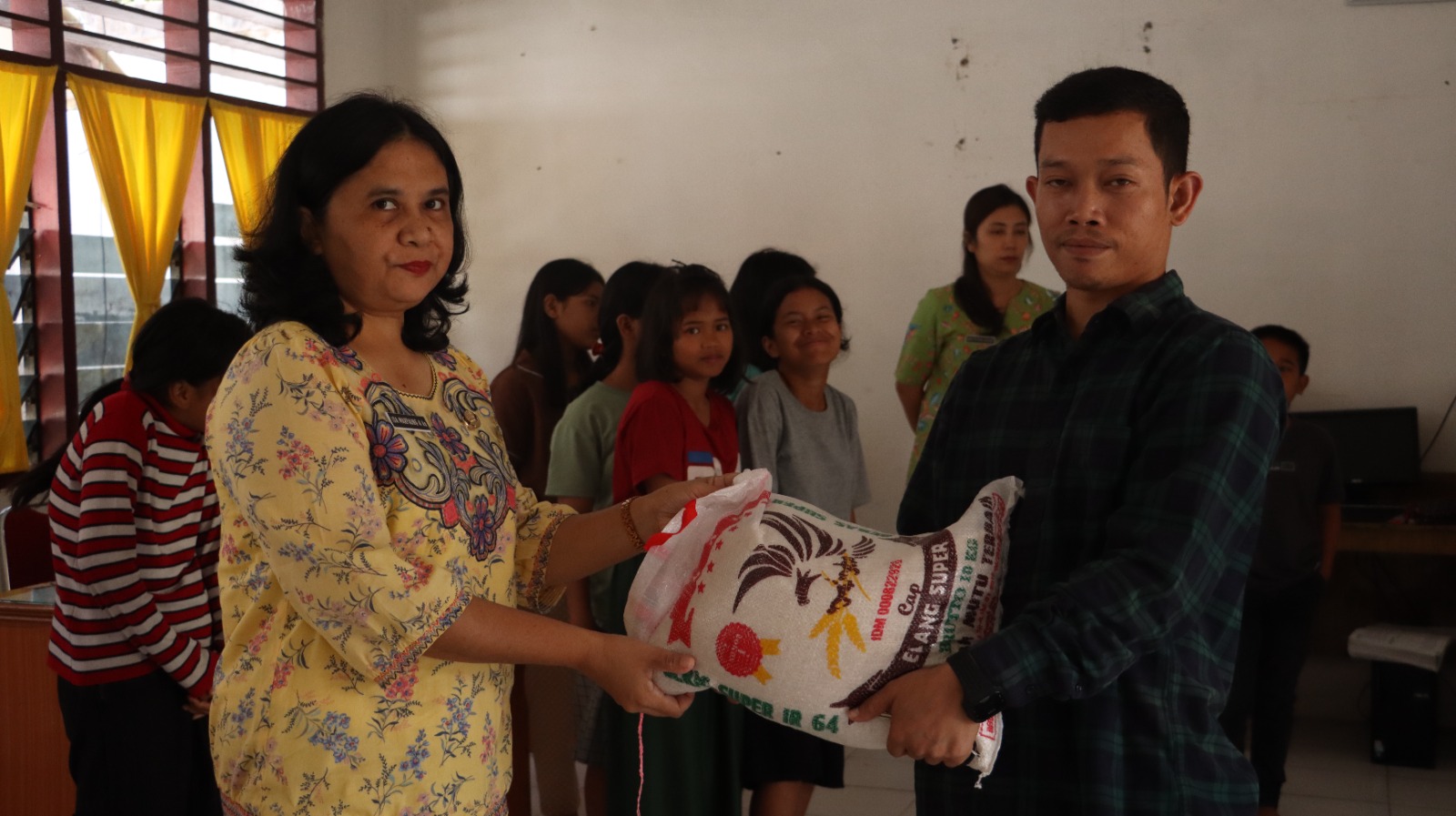 Penyerahan bantuan di Panti Asuhan Perpulungen UPT Dinas Sosial Anak, Sidikalang.(foto/Dams)
