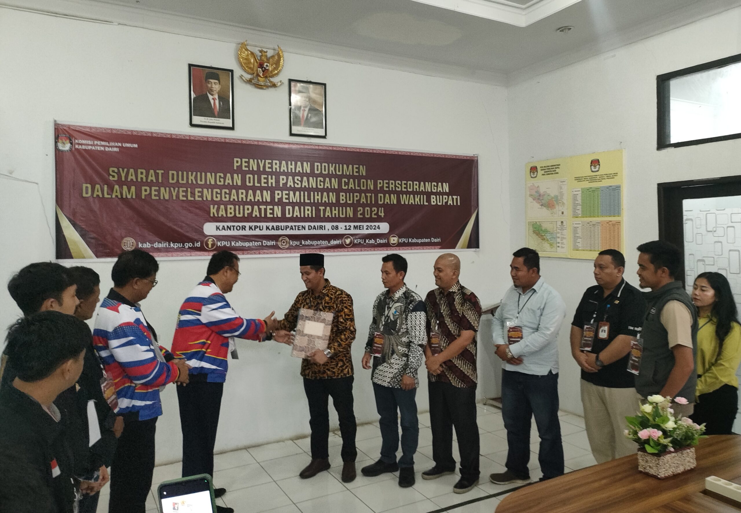 Penyerahan dokumen syarat dukungan maju Pilkada Dairi dari jalur independen di KPU Dairi.(foto/Iwan)