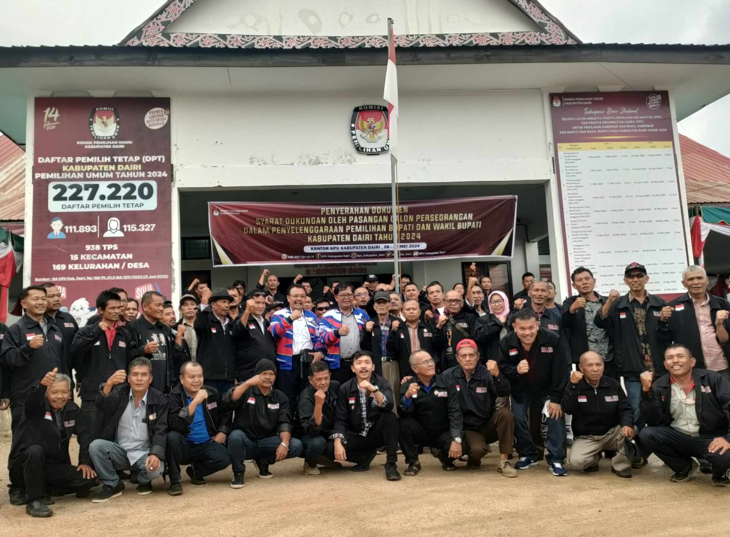 Pasang Bacabub Rimso Sinaga dan Barita Sihite daftar ke KPU Dairi.(foto/Iwan)