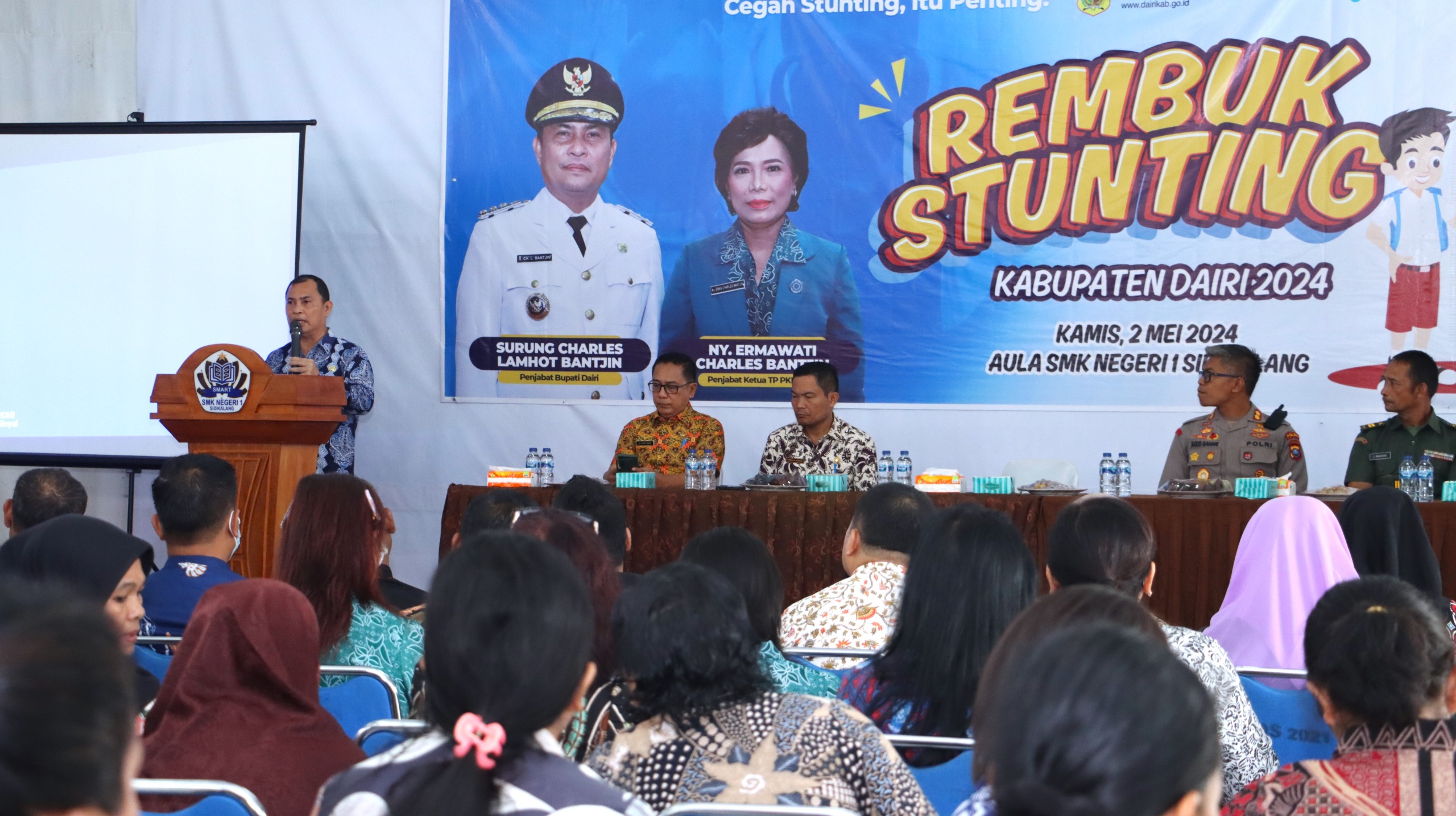 Foto Pj. Bupati Dairi Surung Charles Lamhot Bantjin saat menyampaikan arahan pada rembuk stunting Kabupaten Dairi 2024. (foto/ist)