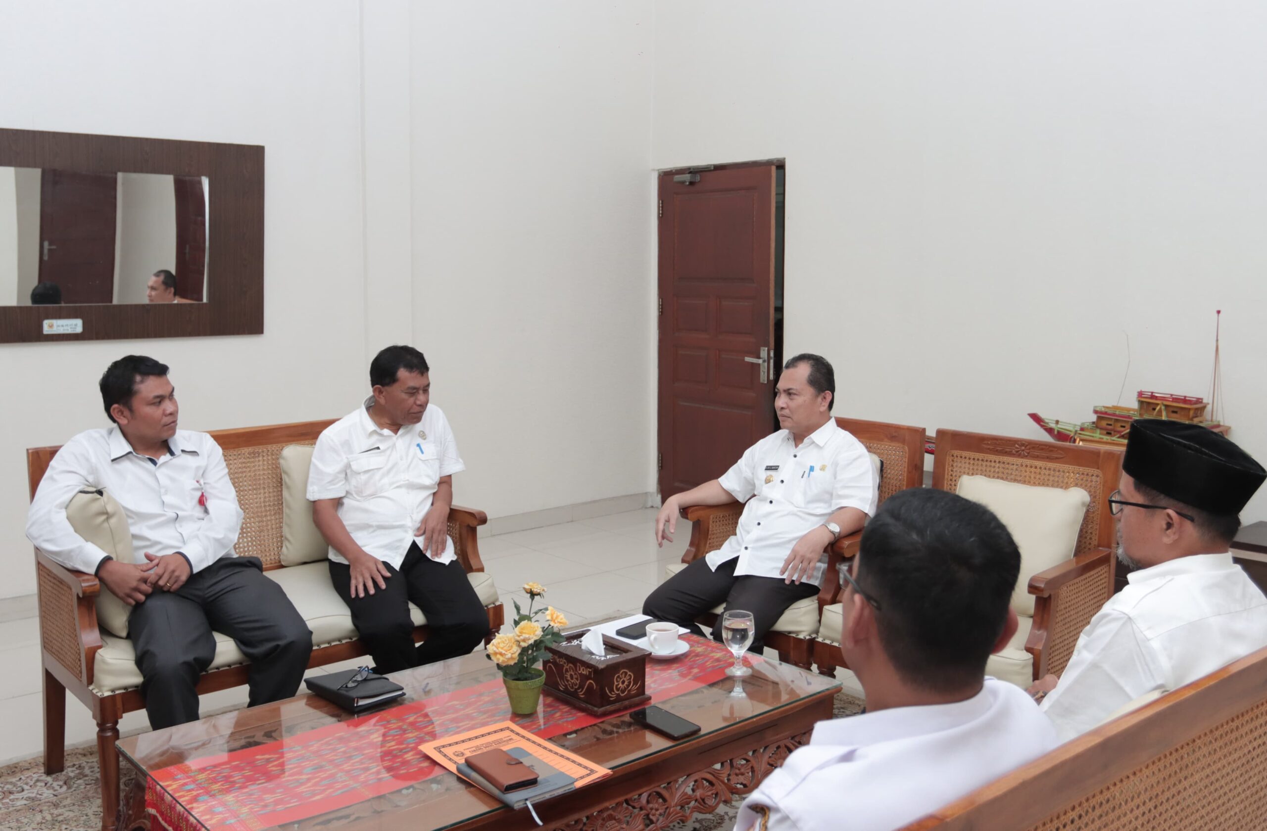 Pj. Bupati Dairi Terima Audiensi Kepala Cabang Wilayah IV Dinas Pendidikan Sumut, SMA Gunung Sitember Akan Terima Siswa Di Tahun Ajaran Baru. (foto/ist)