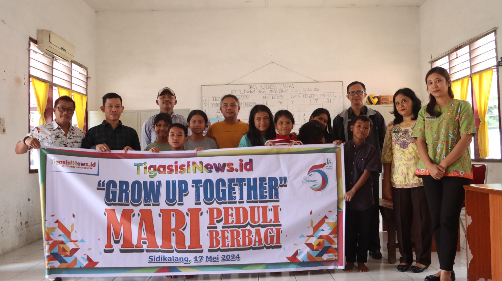 Foto bersama pimpinan dan redaksi media tigasisinews.id dengan pengurus dan anak-anak Panti Asuhan Sidikalang. (foto/dok)