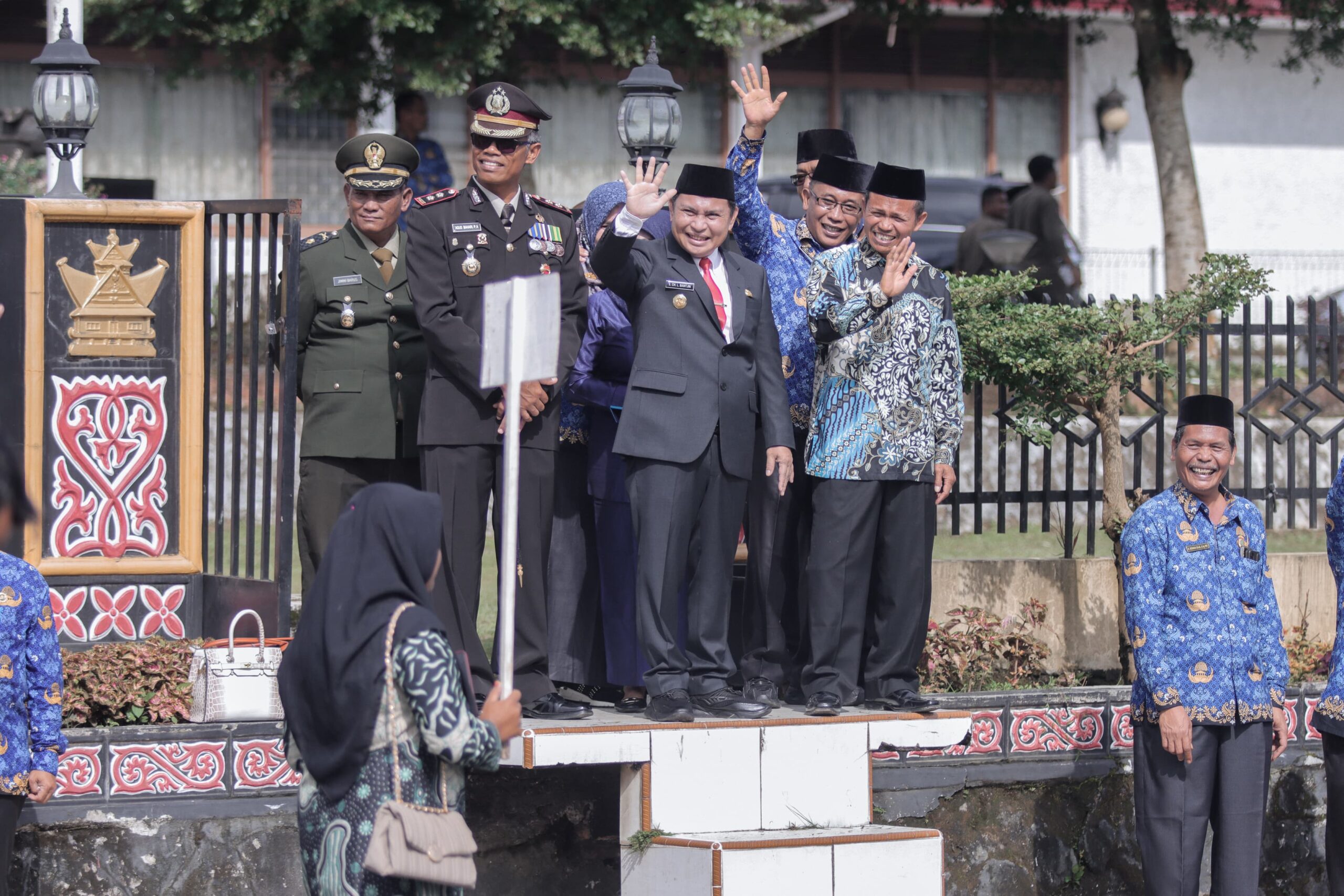 Pj. Bupati Dairi, Charles Bantjin lepas pawai MTQ ke 49, tingkat Kabupaten Dairi. (foto/ist).