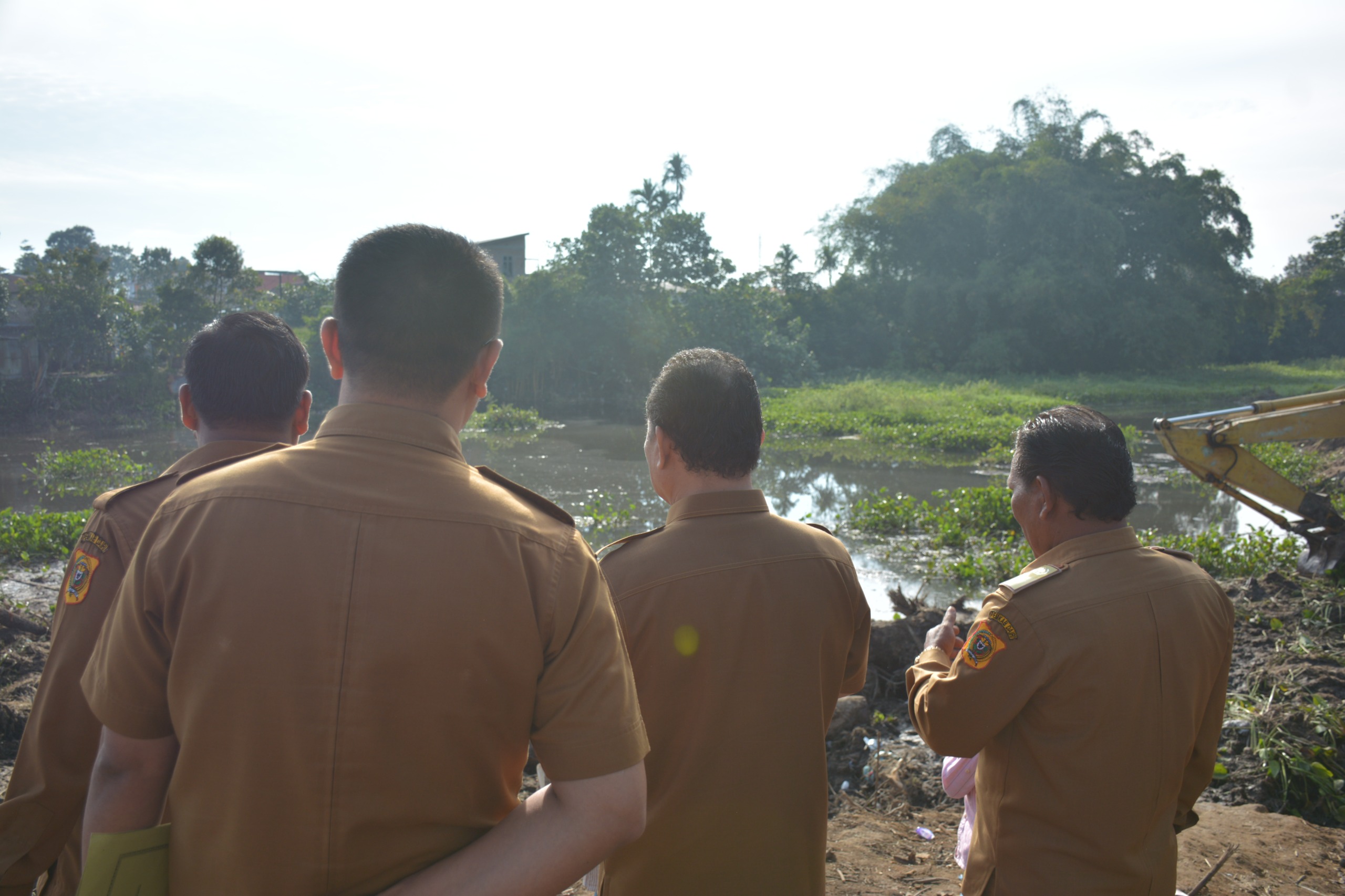 Pj Bupati Dairi, Charles Bantjin (kedua dari kiri) survey lokasi rencana pembangunan bendungan di Desa Mbelang Malum. (foto/ist)
