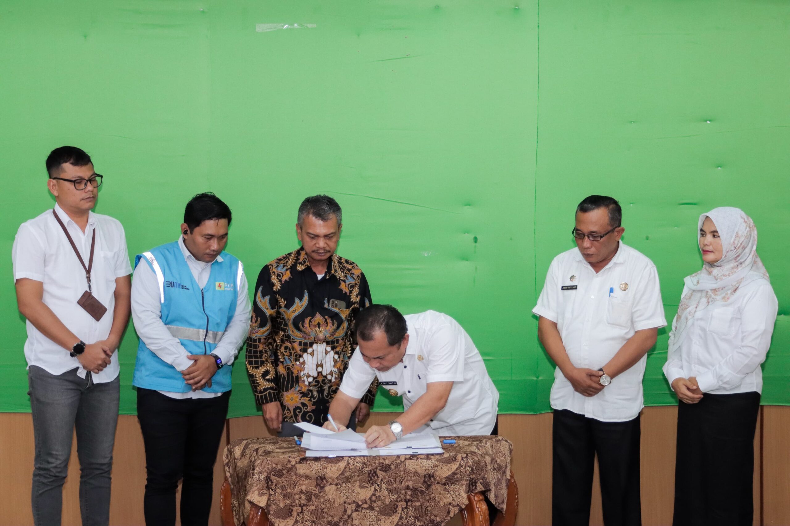 Pj Bupati Dairi, Surung Charles Bantjin melakukan penandatanganan kerja sama (PKS) dengan PT. PLN (Persero) Unit Induk Distribusi Sumatera Utara Unit Pelakasana Pelayanan Pelanggan (UP3) Bukit Barisan yang dipimpin oleh Manager UP3 Bukit Barisan, Ramses Hutajulu, di Ruang Rapat Bupati, Rabu, (29/5/2024).(foto/ist)