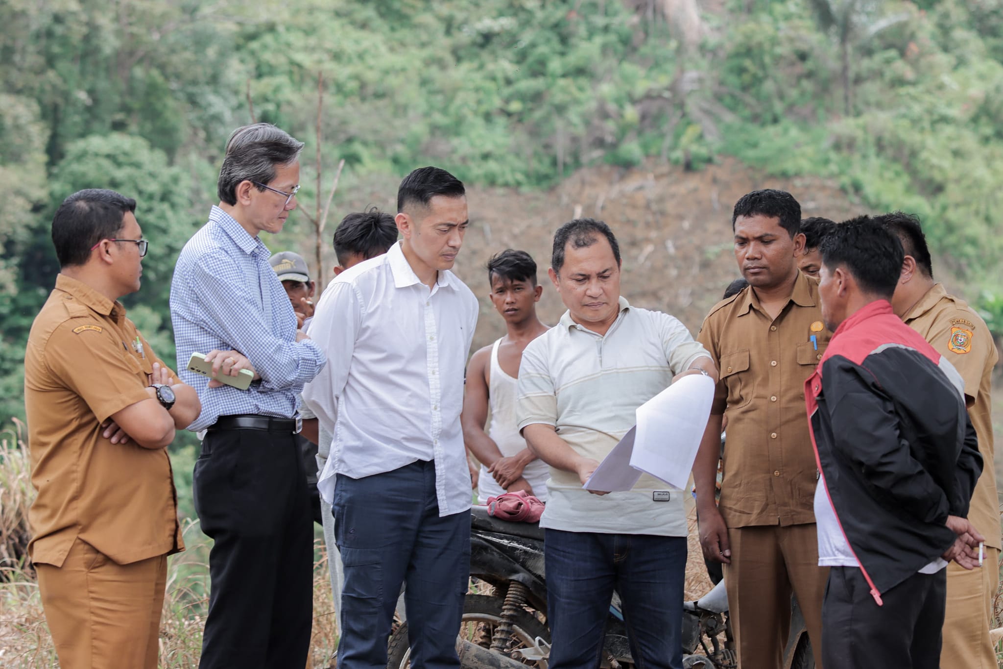 Pj Bupati Dairi, Charles Bantjin menunjukkan peta lokasi lahan HPT. (foto/ist)
