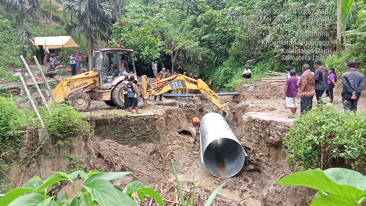 Alat berat diturunkan guna perbaikan akses jalan. (foto/ist)