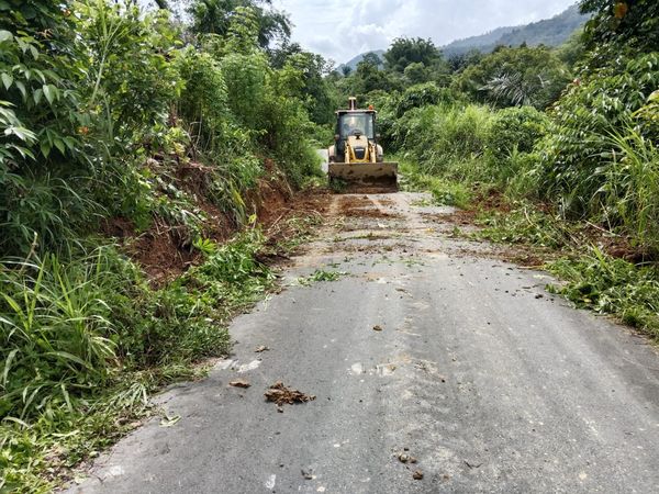 Foto alat berat bersihkan material tanah longsor di Sinehi dan Silima Pungga-pungga. (foto/ist)