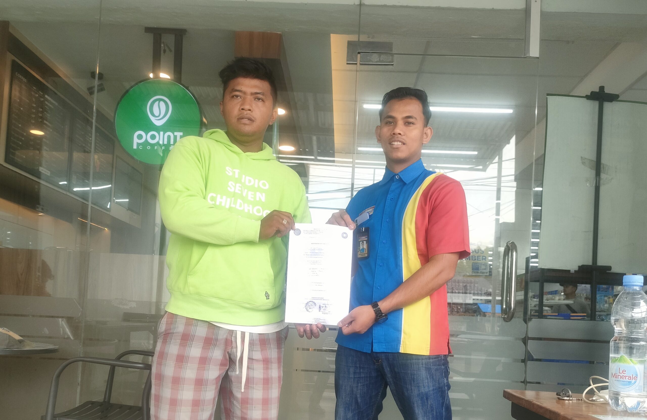 Ketua FSPTI PUK Kanvas Sidikalang Jogi tunjukan bukti perjanjian kerjasama dengan pihak Indomaret.(foto/Iwan)