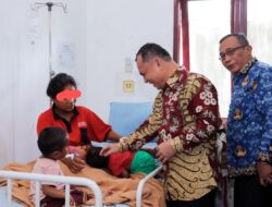 Pj Bupati Kunjungi Korban di RSUD dan Serahkan Adminduk