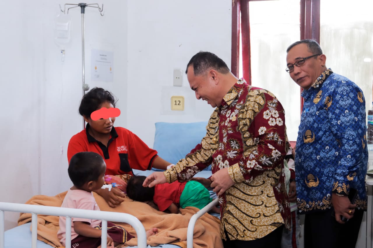 Pj.Bupati Dairi Charles Bantjin saat mengunjungi Korban KDRT di RSUD Sidikalang, Rabu (5/6/2024). (foto/ist)