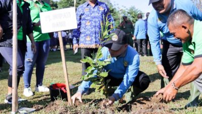 Pj Bupati Dairi melakukan penanaman pohon usai upacara hari lingkungan sedunia diTamrek. (5/6/2024).(foto/ist)