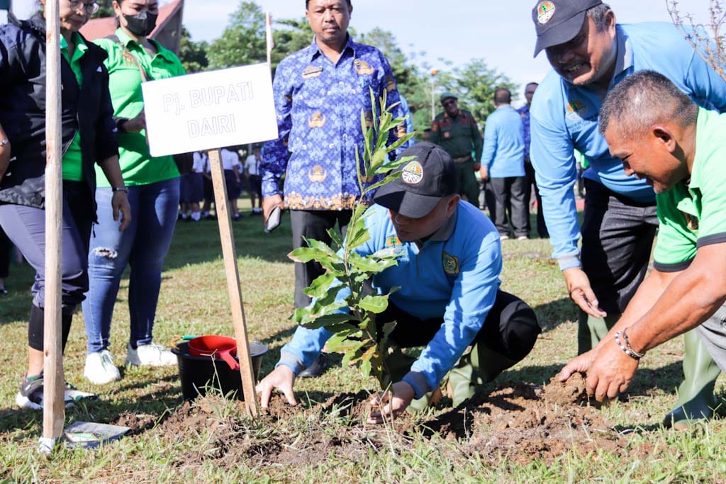 Pj Bupati Dairi melakukan penanaman pohon usai upacara hari lingkungan sedunia diTamrek. (5/6/2024).(foto/ist)