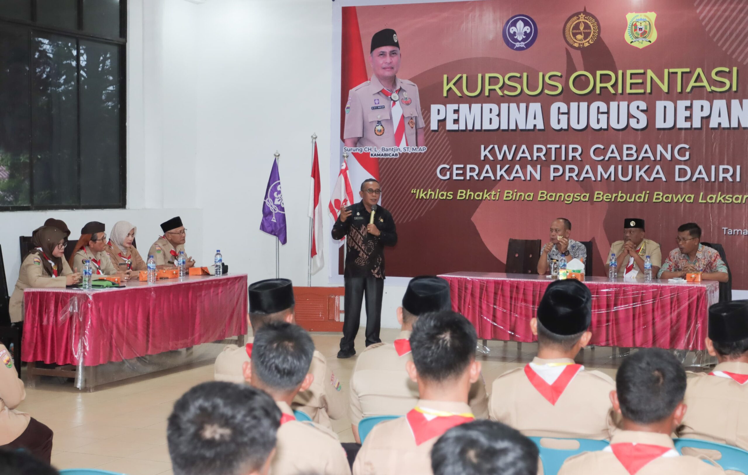 Pj Sekda Jonny Hutasoit saat membuka kegiatan kursus orientasi pembina pramuka kwartir cabang gerakan Pramuka Dairi Tahun 2024 yang digelar di Aula Taman Wisata Iman, Sitinjo, Kamis (6/6/2024).(foto/ist)