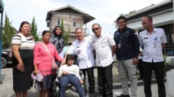 Penyerahan Bansos di Kantor Dinsos Dairi. (foto/ist)