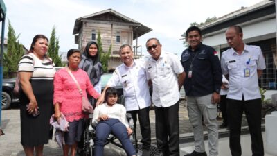 Penyerahan Bansos di Kantor Dinsos Dairi. (foto/ist)
