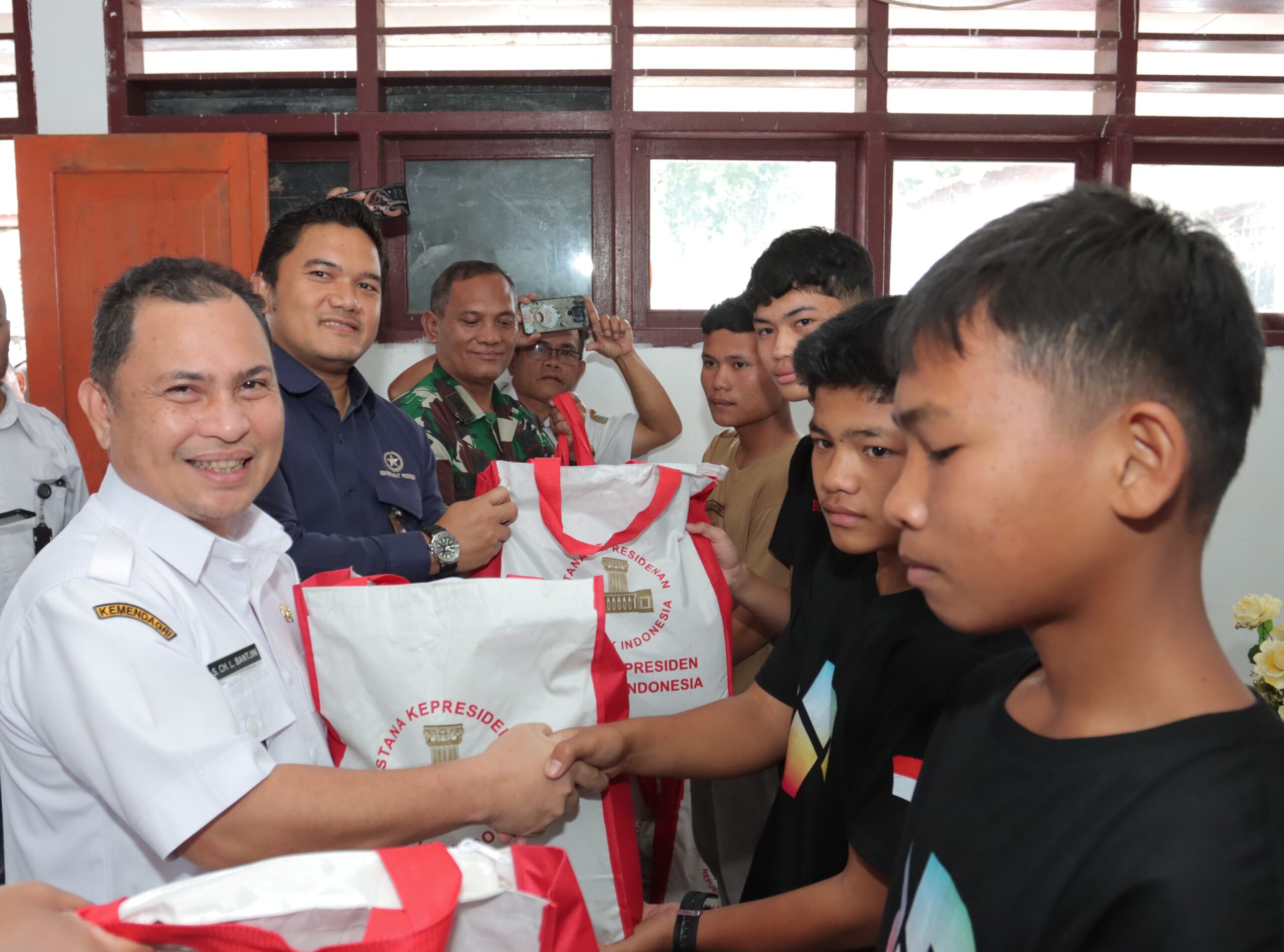 Penyerahan Bansos Presiden oleh Pj Bupati Dairi, Charles Bantjin,(foto/ist)