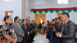 Penyematan cinderamata Oles Kepada Pj Bupati Dairi (ketiga dari kiri) pada Sinode Sinunu XI GKPPD. (foto/ist)
