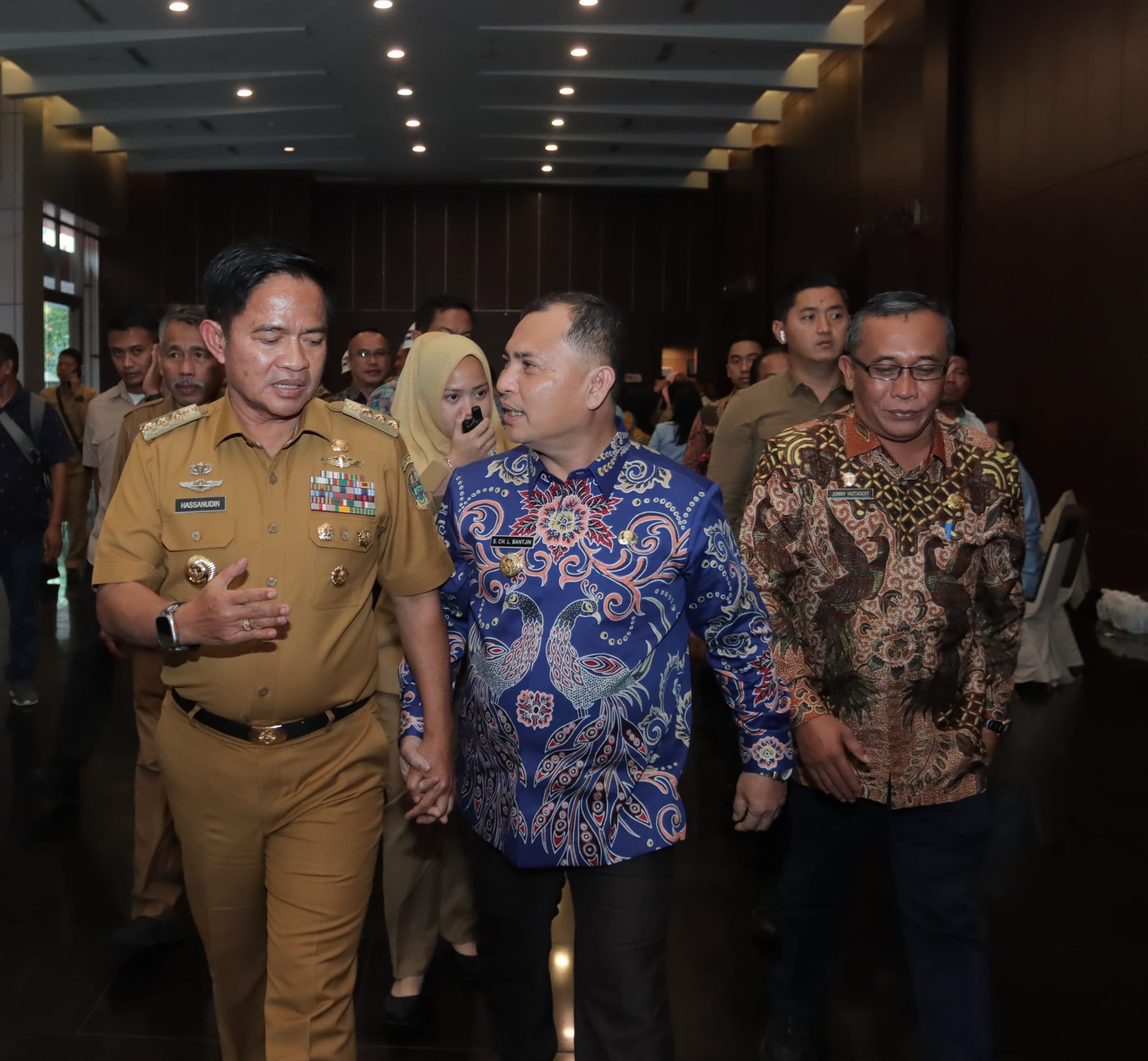Pj Bupati Dairi, Charles Bantjin dan Pj Gubsu Hasanudin. (foto/ist)