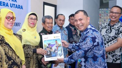 Pj Bupati Dairi Charles Bantjin serahkan cinderamata saat monitoring TP PKK Provsu. (Foto/ist)