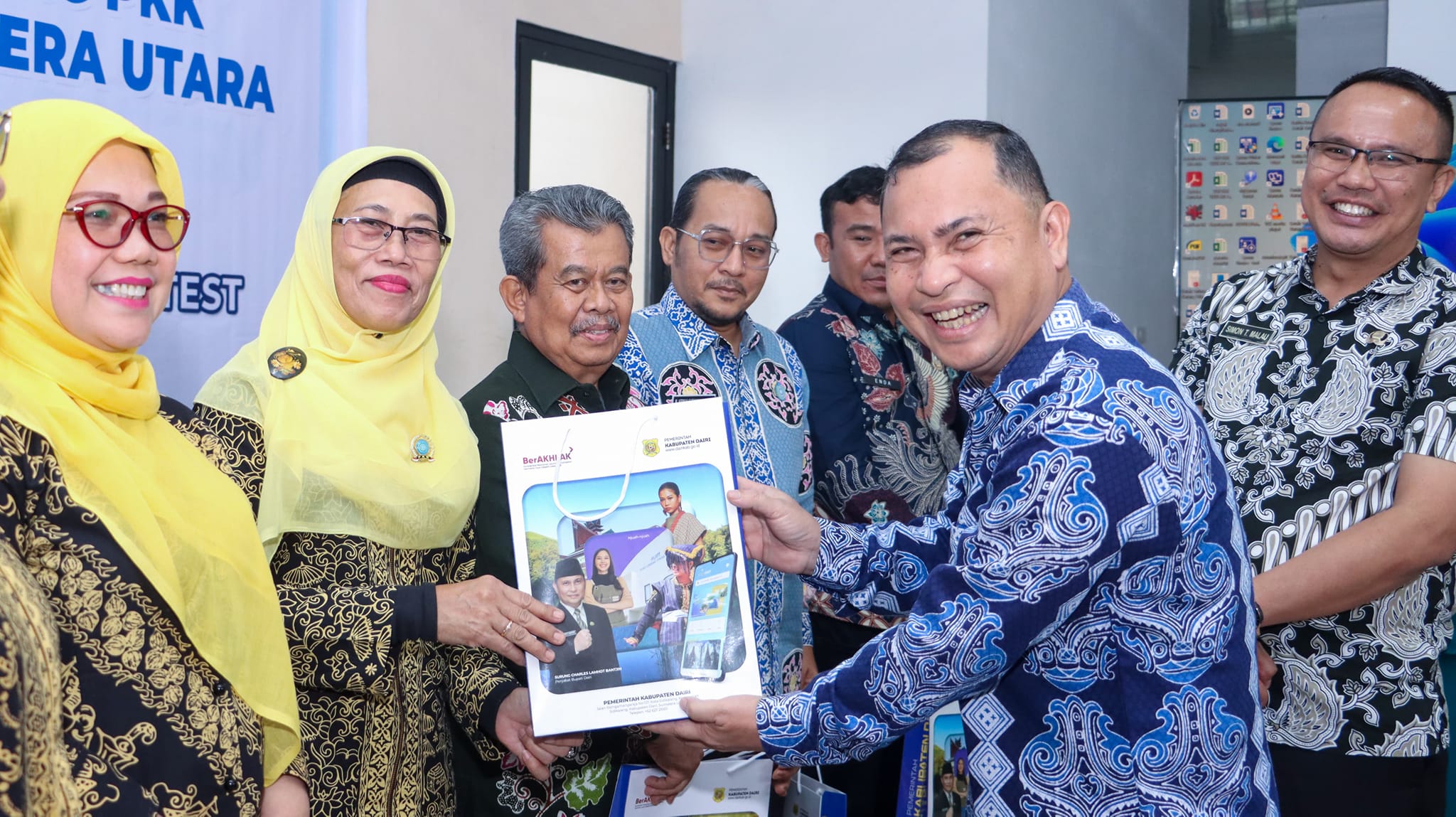 Pj Bupati Dairi Charles Bantjin serahkan cinderamata saat monitoring TP PKK Provsu. (Foto/ist)