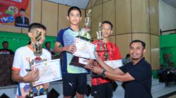 Penyerahan Piala oleh Kabid SMP Dinas Pendidikan Dairi, Adi Purba pada pemenang O2SN. (foto/ist)