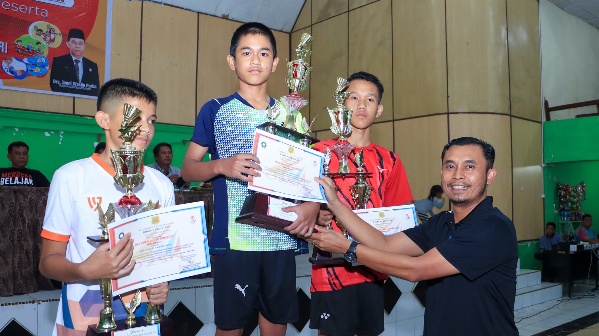 Penyerahan Piala oleh Kabid SMP Dinas Pendidikan Dairi, Adi Purba pada pemenang O2SN. (foto/ist)