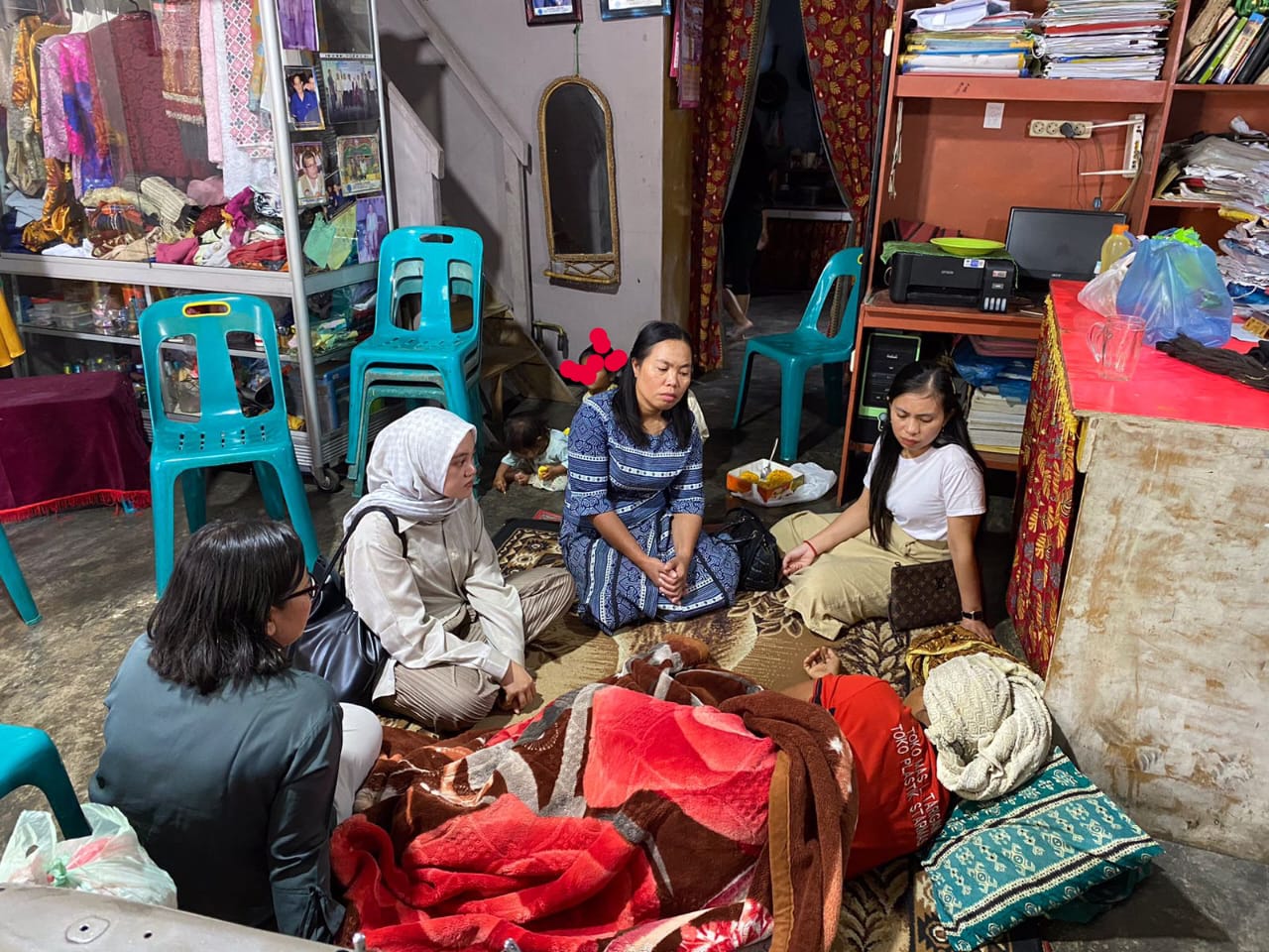 Tim dari Dinas P3AP2KB Dairi lakukan pendampingan dan konseling korban KDRT desa Perjuangan. (foto/ist)