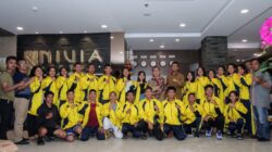 Pj.Bupati Dairi Charles Bantjin (baju batik) sambangi pemondokan atlet Poprovsu di Medan. (foto/ist)