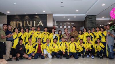 Pj.Bupati Dairi Charles Bantjin (baju batik) sambangi pemondokan atlet Poprovsu di Medan. (foto/ist)