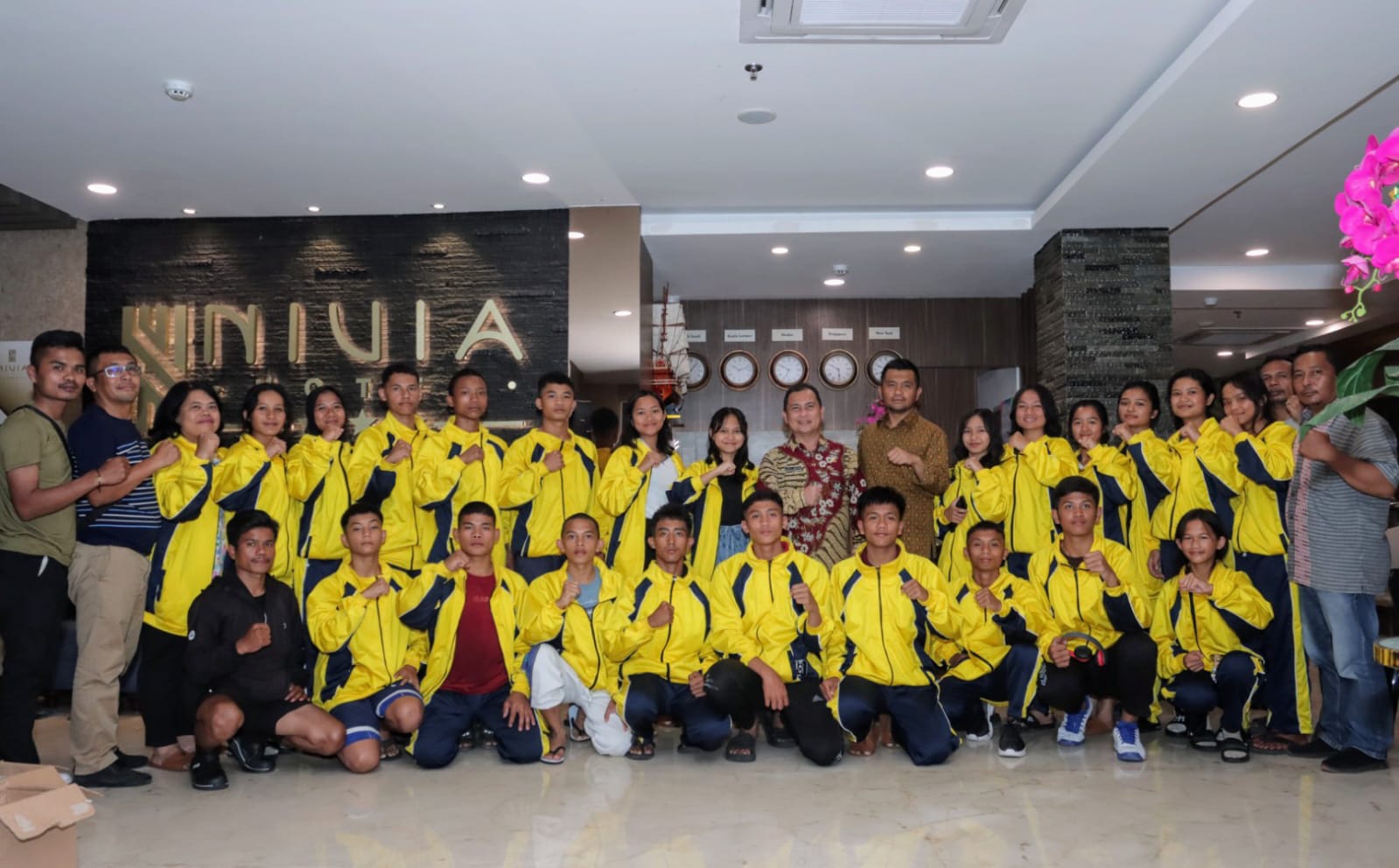 Pj.Bupati Dairi Charles Bantjin (baju batik) sambangi pemondokan atlet Poprovsu di Medan. (foto/ist)