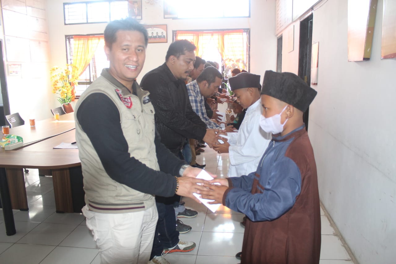 KPU Kabupaten Dairi Salurkan bantuan kepada anak yatim.(ist)