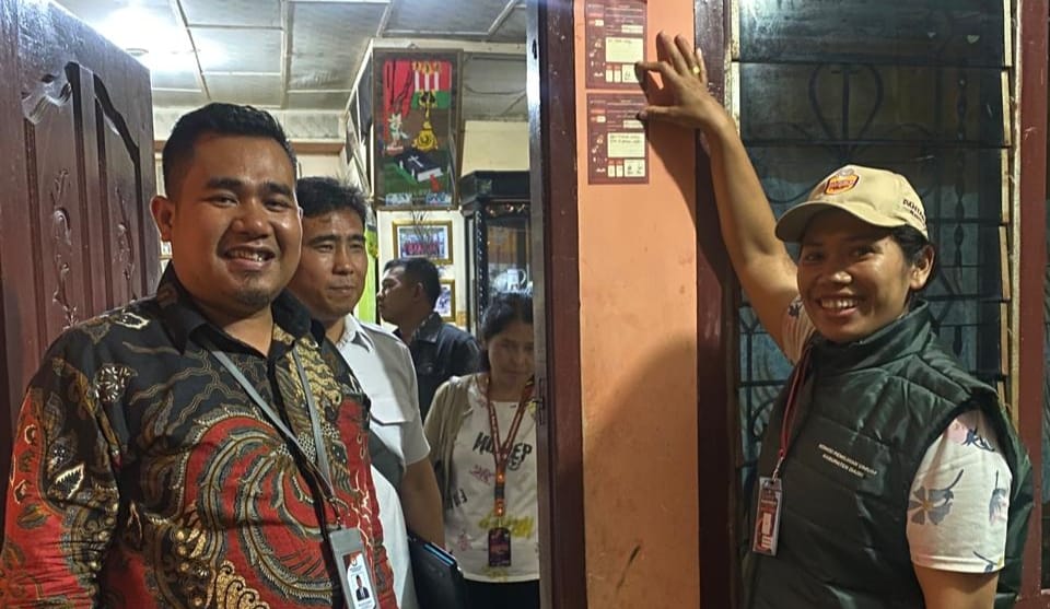 Anggota KPU Dairi, Rono Anto Sinaga (kiri) memantau Pantarlih melaksanakan pencoklitan terhadap pemilih disalahsatu rumah warga.(ist)