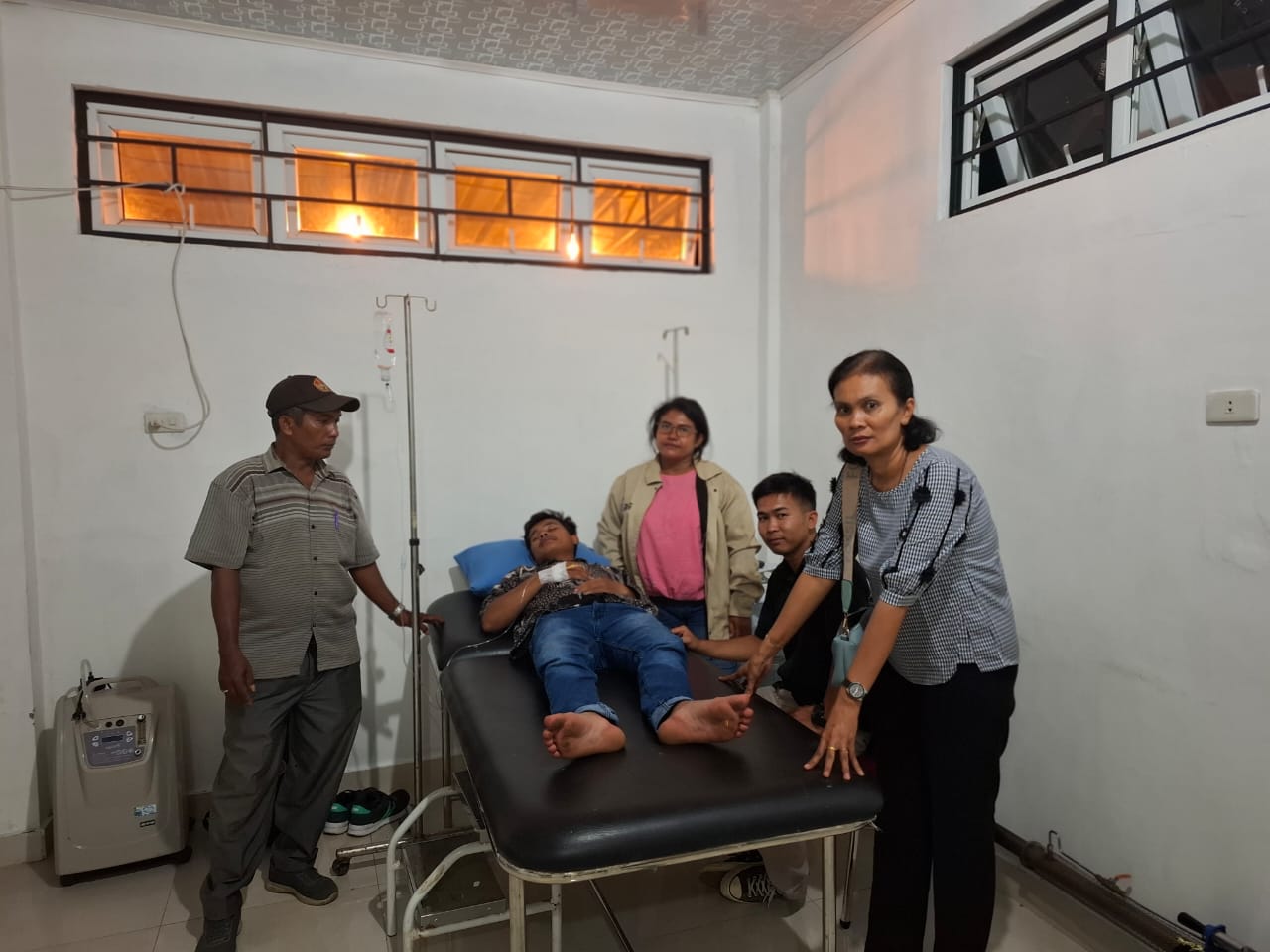 Petugas PPS KPU Kabupaten Dairi mendapatkan perawatan.(foto/Iwan)