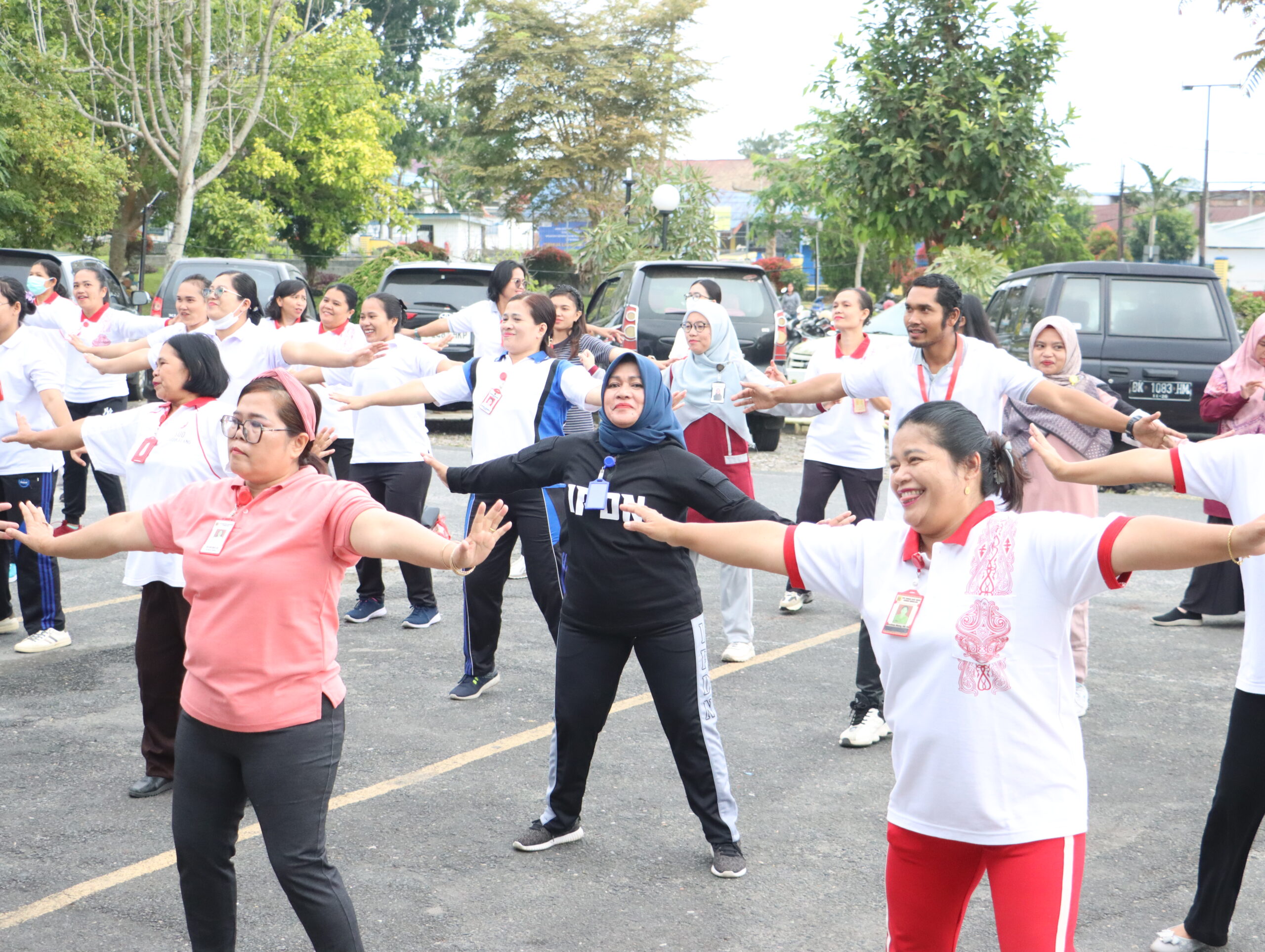 Senam Bersama jajaran RSUD Sidikalang, Jumat (19/7/2024). (foto/dams)