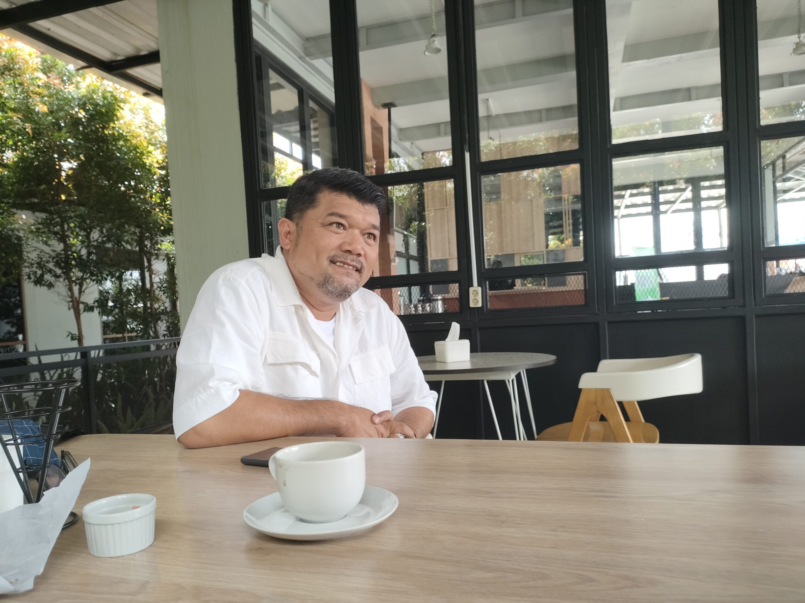 Bakal Calon (Balon) Bupati Dairi David Najogi Maju Sasta Tambunan saat di wawancara awak media.(foto/iwan)