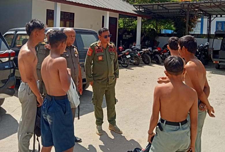 Kasatpol PP, Horas Pardede berikan pembinaan terhadap pelajar yang terjaring Operasi Tertib Siswa.(foto/Iwan)