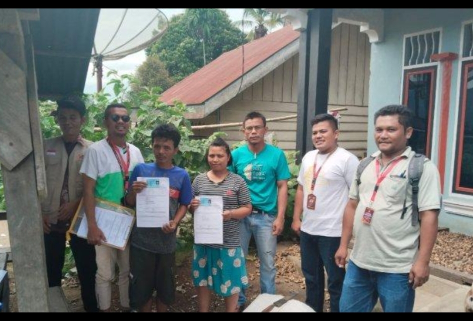 Petugas Verifikator sedang mendata masyarakat yang mendukung salah satu Bapaslon.(ist)