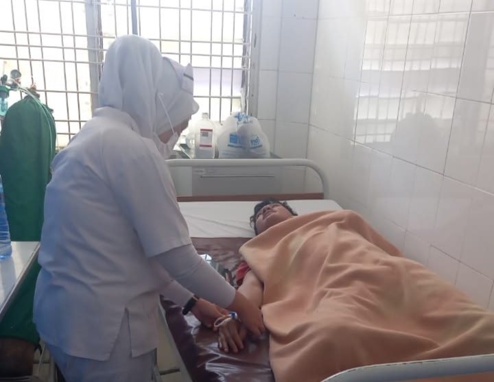 Perawat Rumah Sakit Umum Daerah (RSUD) Sidikalang melakukan penangan terhadap pasien.(foto/Iwan)