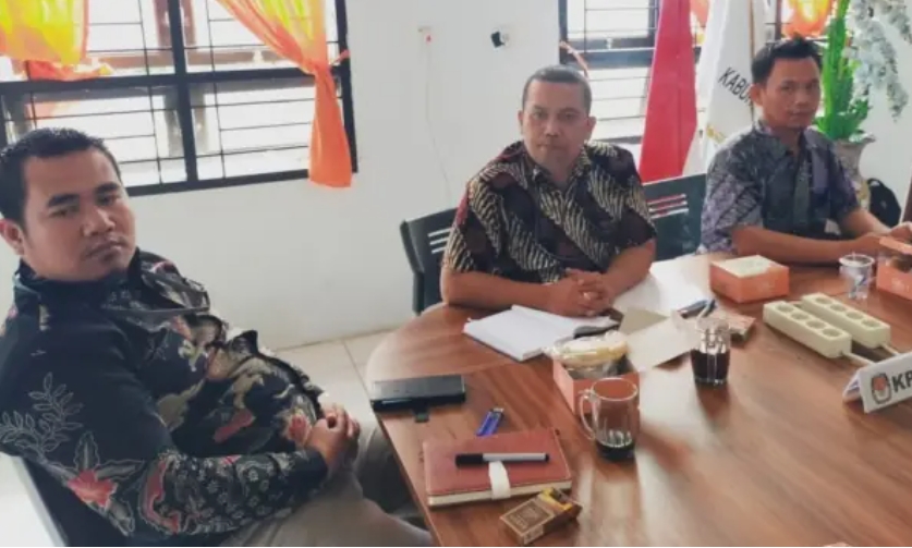 Komisioner KPU Dairi Divisi Teknis Penyelenggaraan Pemilu, Asih Firmansyah (kanan) bersama Komisioner KPU, Ridwan Hendra Agustinus Samosir dan Rono Anto Sinaga.(ist)