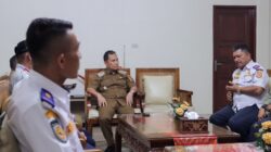 Kepala Dinas Perhubungan Kabupaten Dairi, Parulian Sihombing bersama Reza Fadli , Irvan, dan Ardiansyah mewakili Kepala Balai Pengelolaan Transportasi Darat (BPTD) sebagai Unit Pelaksana Teknis di lingkungan Direktorat Jenderal Perhubungan Darat Kementerian Perhubungan, serta Syahril, Agus, dan Ahmadi, dari Dinas Perhubungan (Dishub) Provsu melakukan pertemuan dengan Penjabat (Pj) Bupati Dairi, Surung Charles Bantjin, Selasa (2/6/2024) di Pendopo Bupati Dairi.(foto/ist)