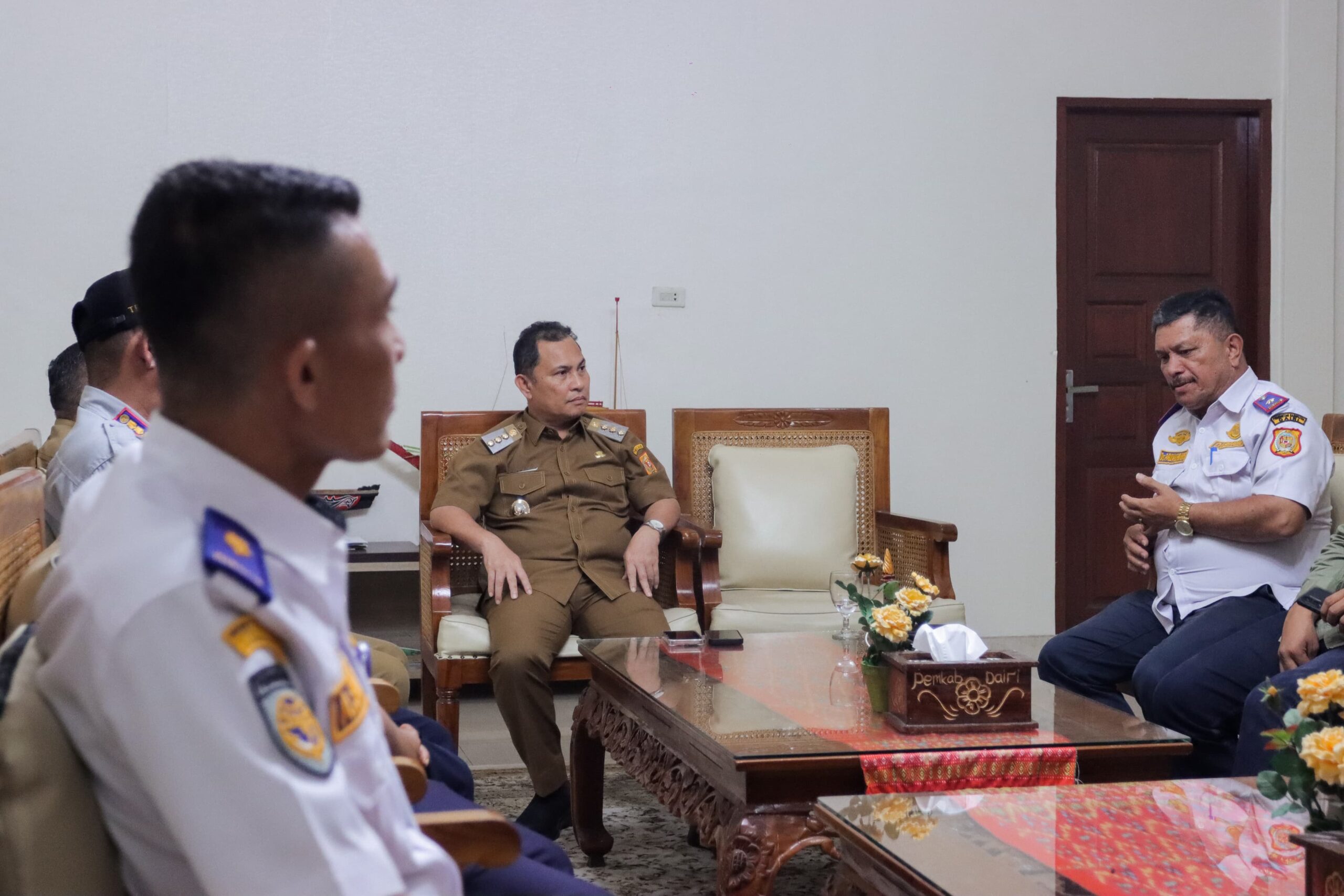 Kepala Dinas Perhubungan Kabupaten Dairi, Parulian Sihombing bersama Reza Fadli , Irvan, dan Ardiansyah mewakili Kepala Balai Pengelolaan Transportasi Darat (BPTD) sebagai Unit Pelaksana Teknis di lingkungan Direktorat Jenderal Perhubungan Darat Kementerian Perhubungan, serta Syahril, Agus, dan Ahmadi, dari Dinas Perhubungan (Dishub) Provsu melakukan pertemuan dengan Penjabat (Pj) Bupati Dairi, Surung Charles Bantjin, Selasa (2/6/2024) di Pendopo Bupati Dairi.(foto/ist)