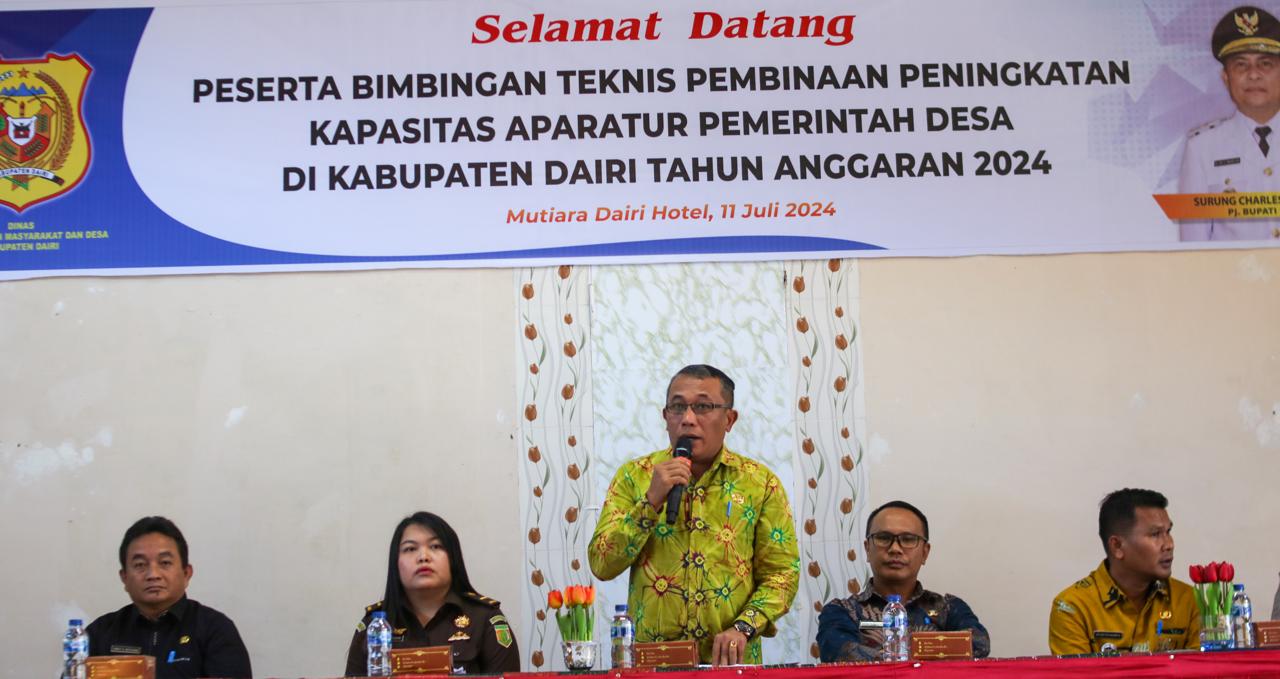 Pj. Sekda Dairi Jonny Hutasoit saat sambutan pada Bimtek Pembinaan Peningkatan Kapasitas Aparatur Pemdes. (foto/ist)