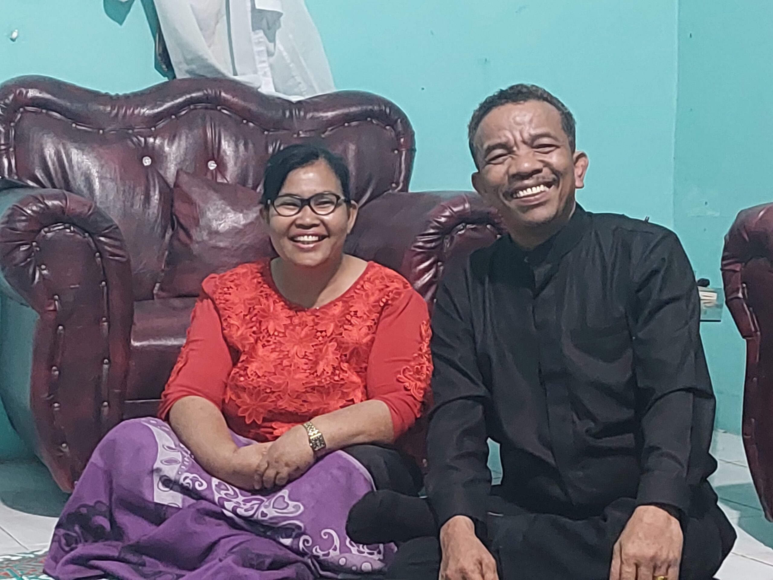 Pdt. Jusden Sinaga didampingi istri Br Lubis terpilih menjadi calon praeses dari HKBP Distrik VI Dairi, Selasa (23/7/2024) di rumah dinas pendeta fungsional HKBP Sidikalang.(Foto/ist)
