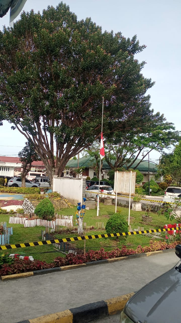 Pengibaran Bendera Setengah Tiang di RSUD, Sidikalang. (foto/ist)